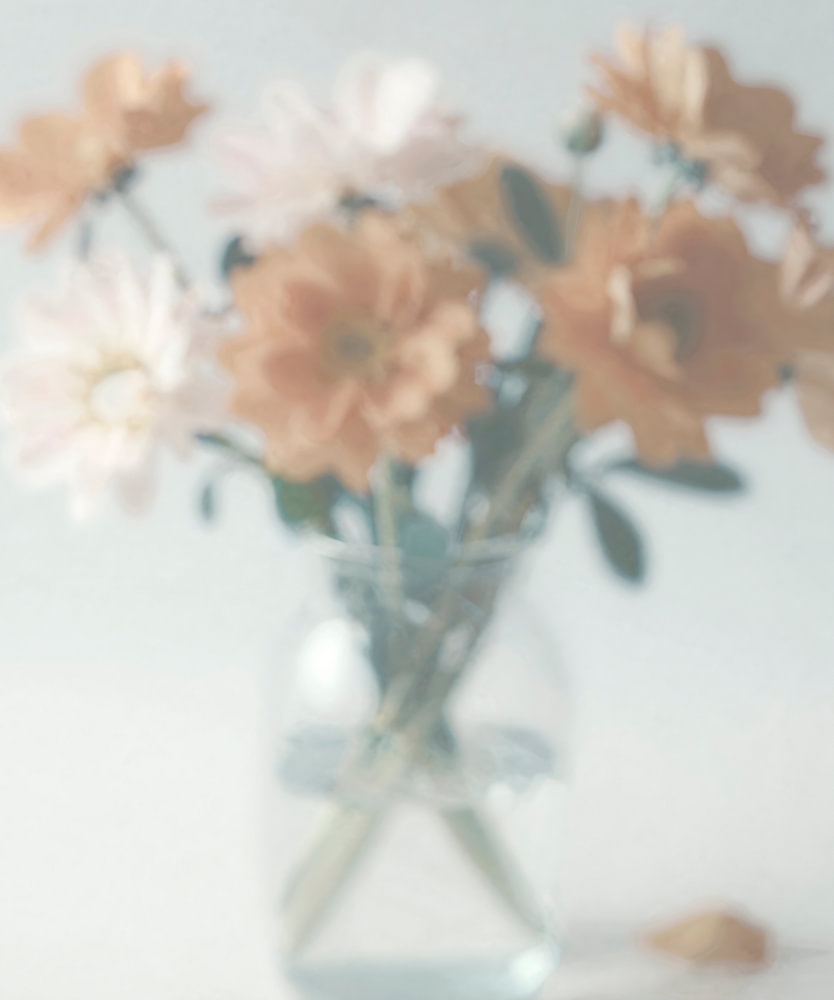 Soft pastel bloemen in baas — bloemstilleven van Sander van Laar