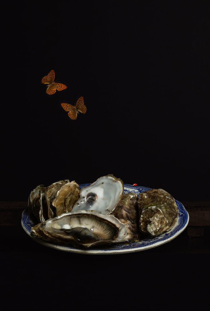 Oesters op een Delfts blauw bord - Stilleven — bloemstilleven van Sander van Laar