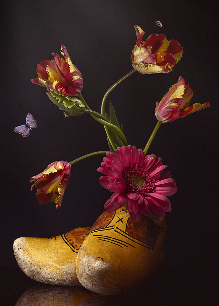 Bloemnstilleven Flora Holland met klompen en Tulpen — bloemstilleven van Sander van Laar