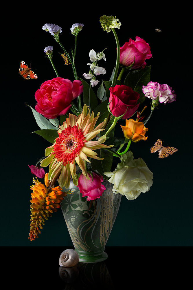 Stilleven met bloemen "Boeket in groene vaas met schelp" — bloemstilleven van Sander van Laar