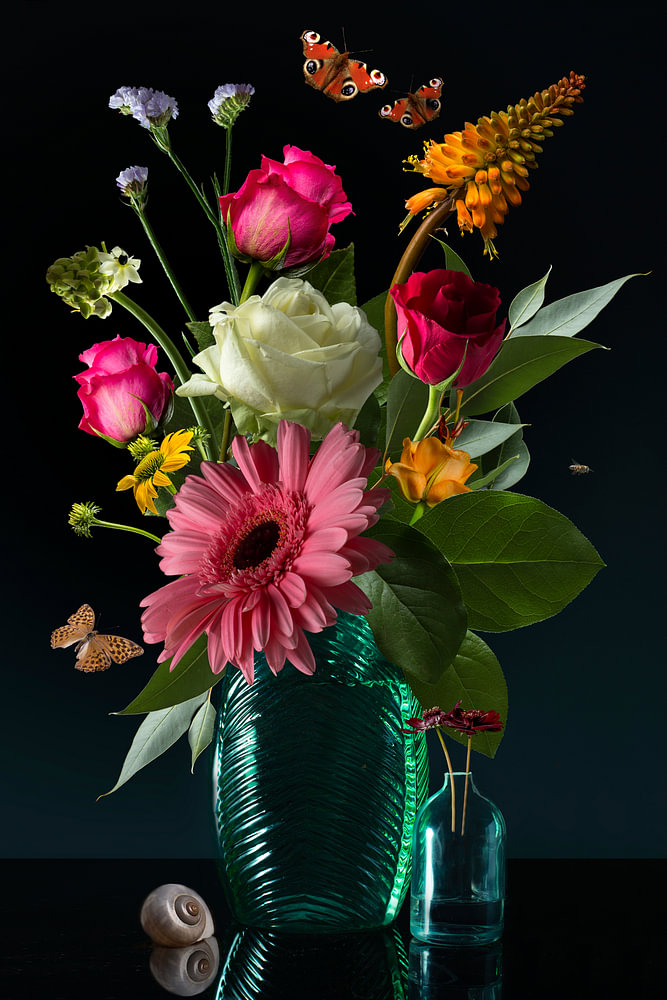 "Royal Deluxe" stilleven in een glaze vaas Sander van Laar — bloemstilleven van Sander van Laar