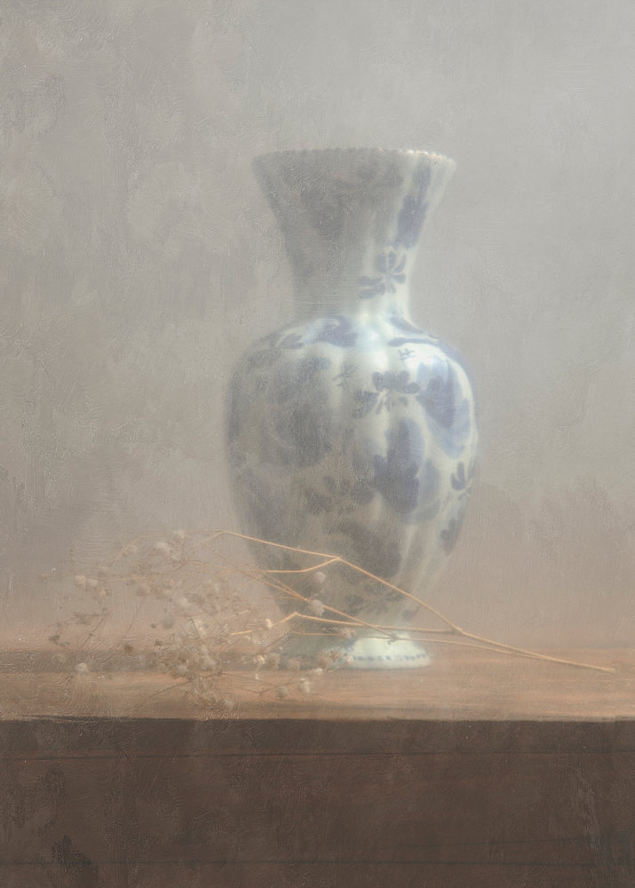 Stilleven met Delfts blauwe vaas — bloemstilleven van Sander van Laar