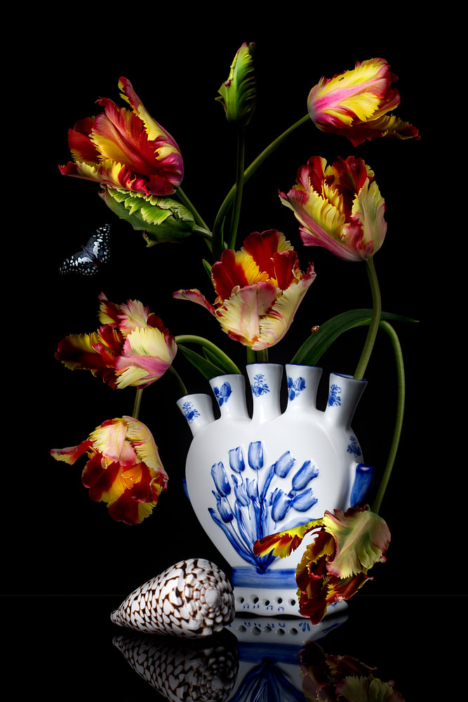 Bloemstilleven kaart met gevlamde papegaaitulpen in een Delfts blauwe tulpenvaas